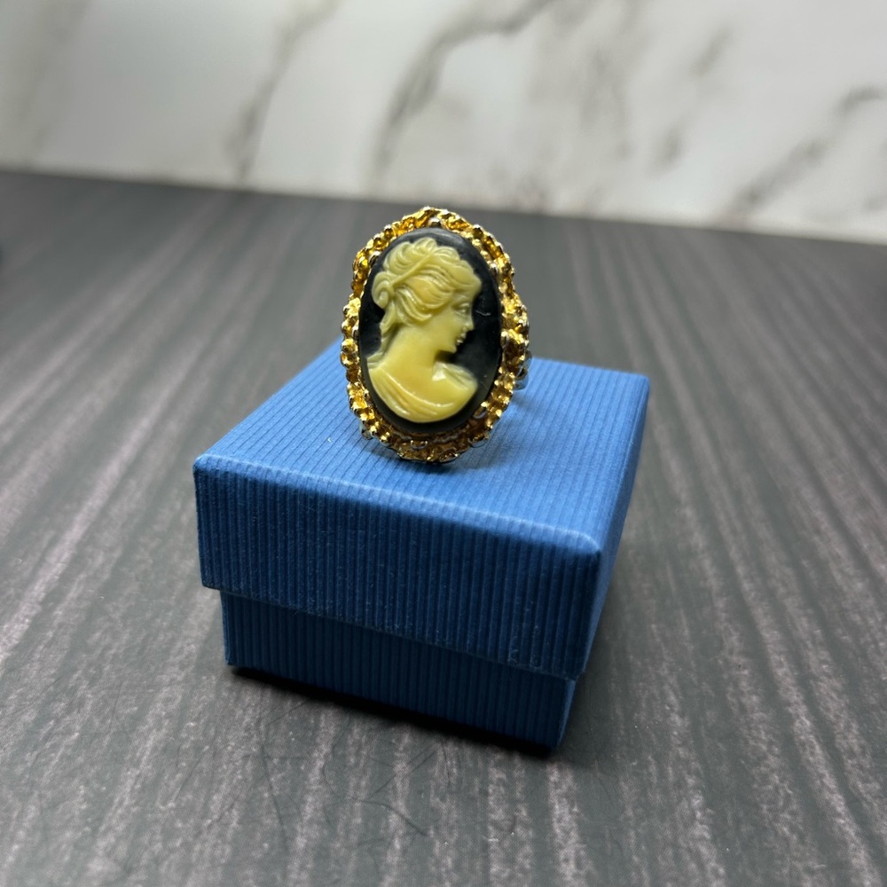 Vintage Cameo Ring Gold Tone Size 8 1/4 Adjustable Black Yellow